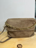 BOLSO DE PIEL MARRON CON CADENA DORADO