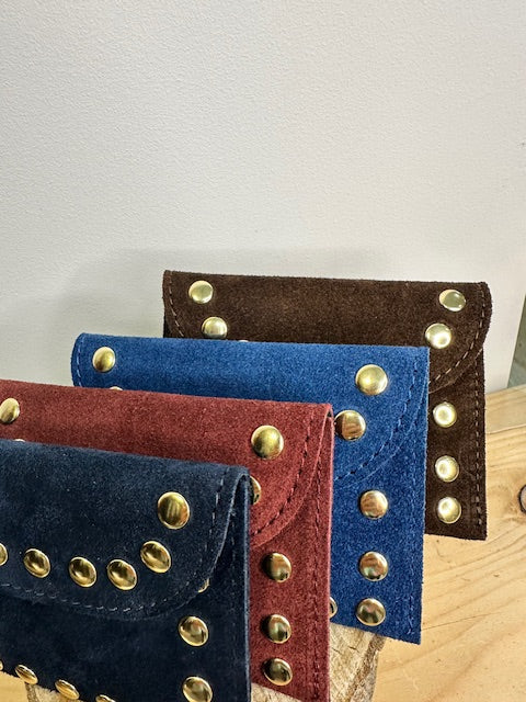 MONEDERO DE PIEL CON TACHUELAS