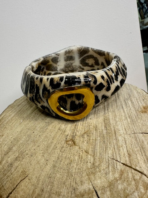 PULSERA CON DETALLE DORADO